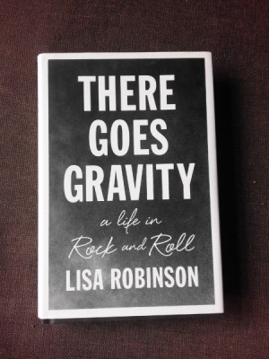 THERE GOES GRAVITY, A LIFE IN ROCK AND ROLL - LISA ROBINSON (CARTE IN LIMBA ENGLEZA) foto