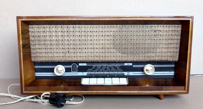 Radio cu lampi romanesc CARMEN 3 model S632/A3 - Electronica Bucuresti, nefunctional, pentru piese sau obiect de decor