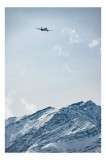 Tablou Canvas pe peisaj cu avion deasupra munților &icirc;nzăpeziți, 26 x 39 cm, CMCLASS