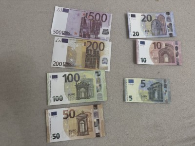 Bani de recuzită &amp;ndash; euro &amp;amp; lire pentru filmări foto