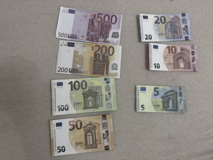 Bani de recuzită &ndash; euro &amp; lire pentru filmări
