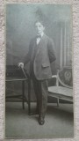 Fotografie pe carton, tanar cu papion, inceput de secol XX