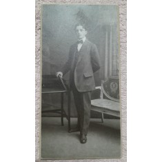 Fotografie pe carton, tanar cu papion, inceput de secol XX