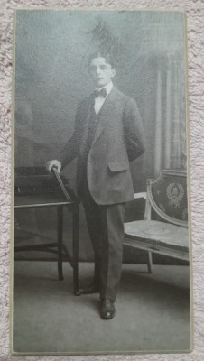 Fotografie pe carton, tanar cu papion, inceput de secol XX foto