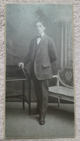 Fotografie pe carton, tanar cu papion, inceput de secol XX