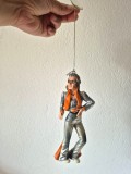 Figurină retro Elvis Presley auto / decorativă &ndash; cu arc și ventuză, 16 cm