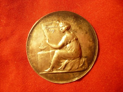 Insigna cu tematica antica , metal argintat , d=3cm ,fara ac foto