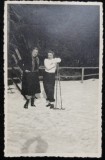 Fotogrtafie tip Carte Postala, Doua prietene la schi, perioada interbelica