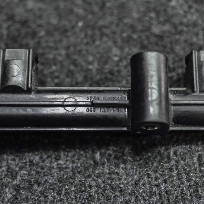 Rampa de combustibil st&acirc;nga AUDI Q5 8R 2013 OEM: 06K133681A 1954478