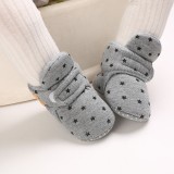 Cizmulite gri cu stelute negre si cu nasturei (Marime Disponibila: 3-6 luni