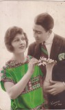 Carte Postala Portret Romantic Cuplu Floare Alba Circulata 1926 Dimensiune 14 x 9 cm Stare Buna