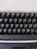 Mașina de scris vintage funcțională Olympia International