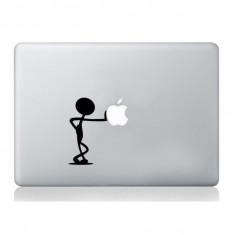 Man pushing Apple stickers macbook laptop foto