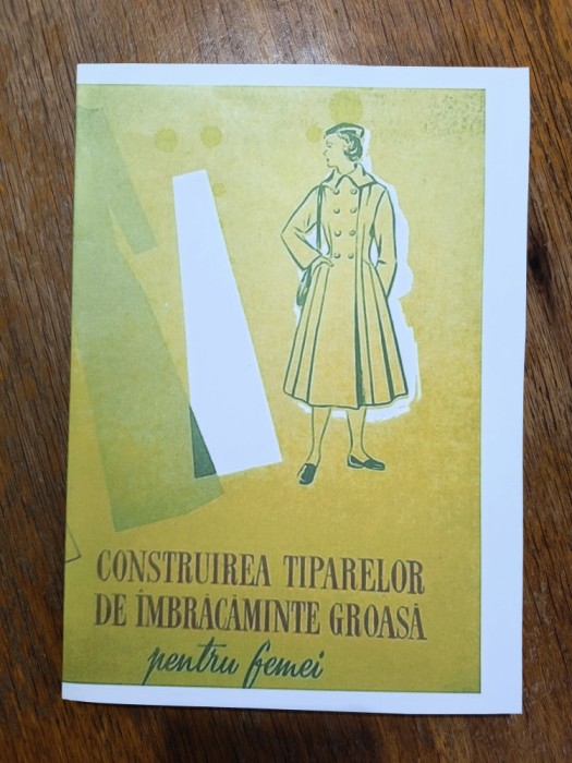 Construirea tiparelor de imbracaminte groasa pentru femei / R2P5F