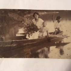 Fotografie veche femeie cu copii in barca, anii 20 (?), Romania