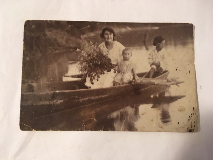 Fotografie veche femeie cu copii in barca, anii 20 (?), Romania