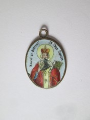 Rara! Marturie de botez din alama cu emailul sarit din anii 30:Nascut si botezat in Isus Christos,dimensiuni:22 x 16 mm