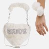Geantă &icirc;n formă de inimă din blană artificială albă, cu lant argintiu și accesorii decorative, CMCLASS