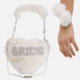 Geantă &icirc;n formă de inimă din blană artificială albă, cu lant argintiu și accesorii decorative, CMCLASS