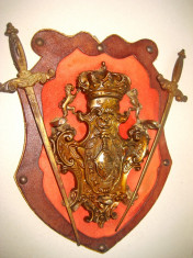 A409-Panoplie bronz cu sabii incrucisate coroana, lei si blazon regal. foto