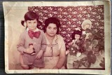 Anii 70 foto color copil / elev cu jucarii Romania / papusi Aradeanca / comunism / epoca de aur / istoria jucariilor / istoria copilariei