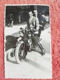 Fotografie tip carte postala, barbati pe motocicleta, 1940
