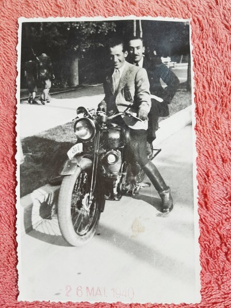 Fotografie tip carte postala, barbati pe motocicleta, 1940