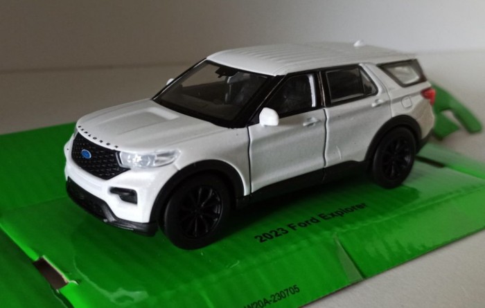 Macheta Ford Explorer MK6 2023 (U625) alb - Welly 1/36