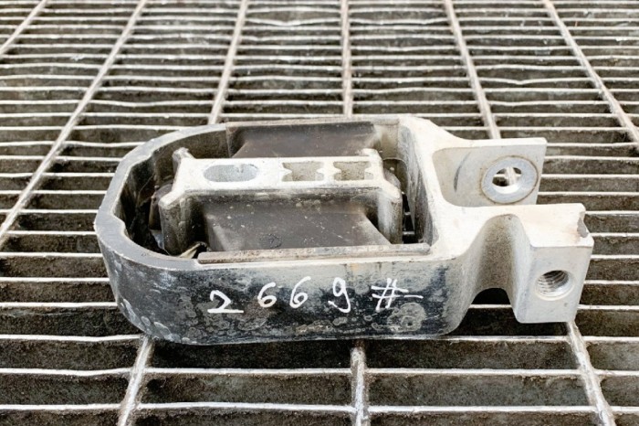 Suport cutie de viteze VOLVO V40 Hatchback 2017 OEM: 31359652 10877870