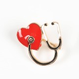 Brosa martisor stetoscop cu inima rosie