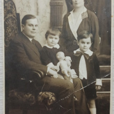 Portret de familie, copii cu papusa// foto tip CP, Fotofilm Cluj 1932