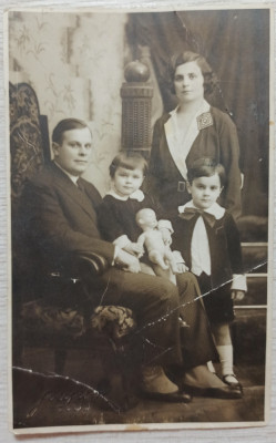 Portret de familie, copii cu papusa// foto tip CP, Fotofilm Cluj 1932 foto
