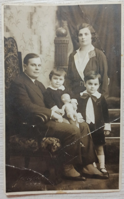 Portret de familie, copii cu papusa// foto tip CP, Fotofilm Cluj 1932