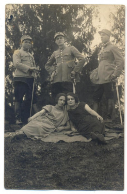 AD 1207 C. P. VECHE-OFITERI CU SABII SI TINERE-1924-VIKI,JEAN,INITI,COSTEL,MIHAI foto