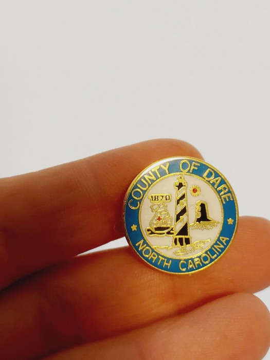 Insigna County of Dare North Carolina, metal, 2cm, colectie, vintage