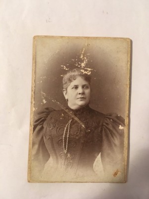 Fotografie veche portert femeie atelier Ede Kozics, anii 1800 foto