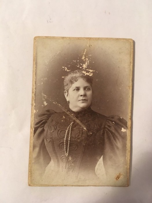 Fotografie veche portert femeie atelier Ede Kozics, anii 1800