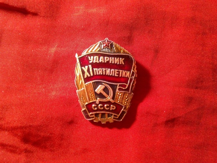 Insigna de merit URSS - al XI Plan Cincinal , metal si email , h=4,3cm