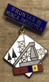 (H) [Faleristică RSR] Insignă cu Baretă Fruntaș &icirc;n Munca Patriotică - Macara, Email