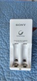 Incărcător original de baterii/acumulatori Sony, modelul BCG-34HW. acumulatori re&icirc;ncărcabili de tip AA (R6) sau AAA (R3) (tehnologie Ni-MH).