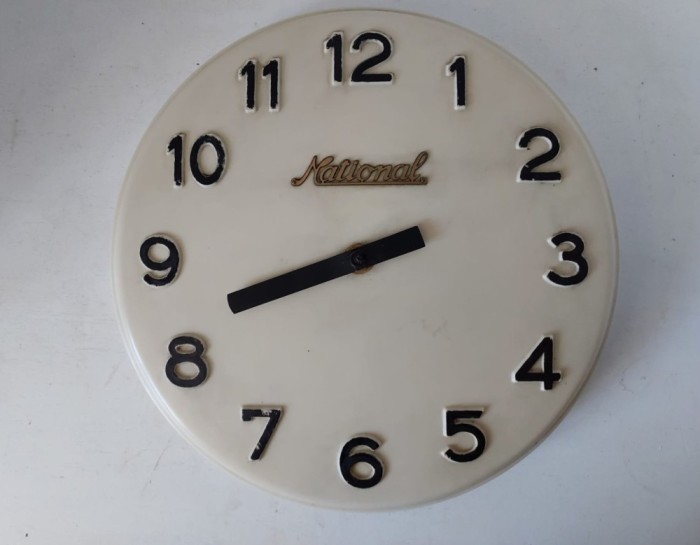 Ceas mecanic vintage de perete, National, nefunctional, decor / colectie, cu un singur manos, 28cm diametru