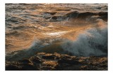Tablou Canvas, "Valurile mării la apusul soarelui", Valuri, Apus, Spumă, St&acirc;nci, Ocean, Reflexii, Aurii, Tensiune, Natură, Dinamică, 39 x 26 cm, CMCLA
