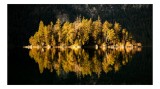 Tablou Canvas, "Insula misterioasă a dimineții liniștite", Reflecție, Insulă, Pădure, Lumină, Apus, Natură, Lac, Tranquilitate, 39 x 26 cm, CMCLASS