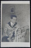 Fotografie tip Carte Postala, Barbat cu cravata si halat, perioada interbelica
