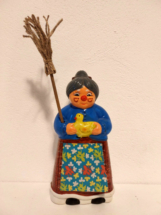 Figurina ceramica batranica bunica gospodina, obiect decor casa