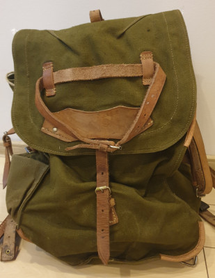 Ranita rucsac militar material gros ciorchinari piele stoc foto