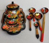Set Khokhloma compus din platou, 2 boluri cu capac si 5 linguri, lemn lacuit pictat manual, artizanat traditional de origine slava