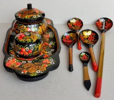 Set Khokhloma compus din platou, 2 boluri cu capac si 5 linguri, lemn lacuit pictat manual, artizanat traditional de origine slava