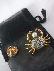 Brosa - VINTAGE- RAC placata Aur 18k,PERLA cristale-martisor