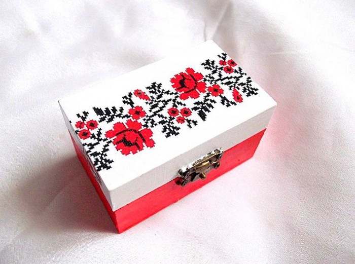 cutie din lemn cu model floral traditional 33787